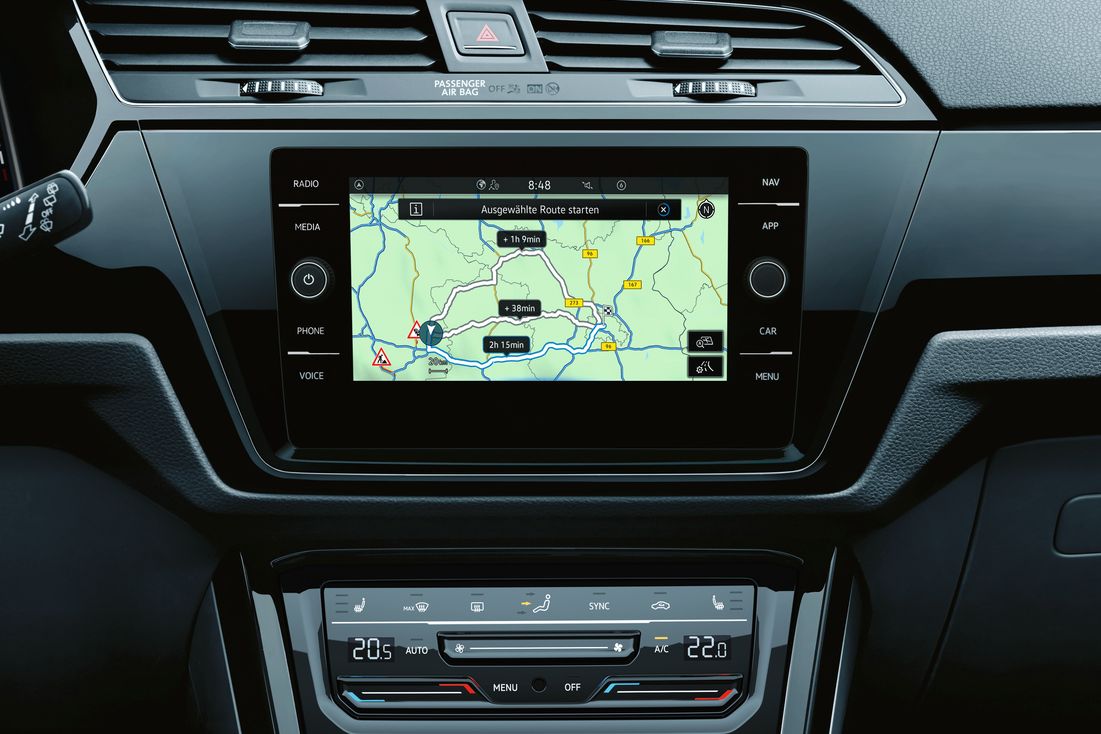 Interieur von Touran mit Fokus auf Infotainmentsystem mit Navigation 