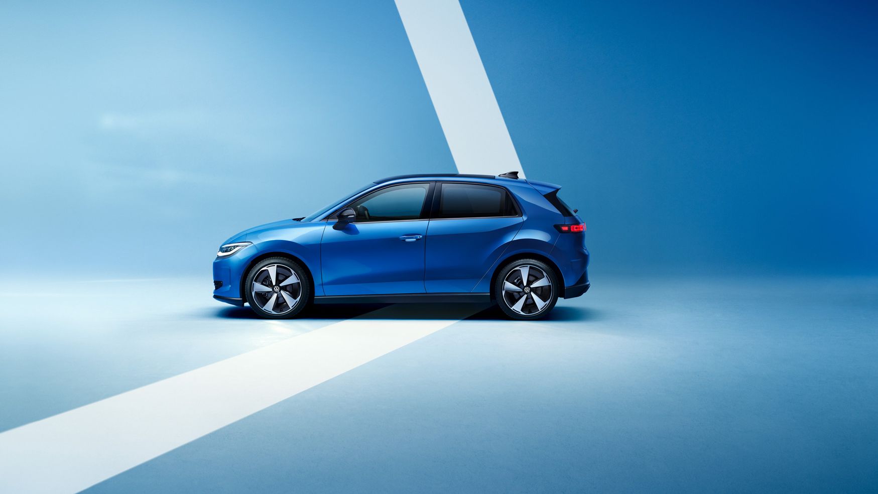 Seitenansicht eines blauen VW ID. Polo Style vor einem hellblauen Hintergrund.