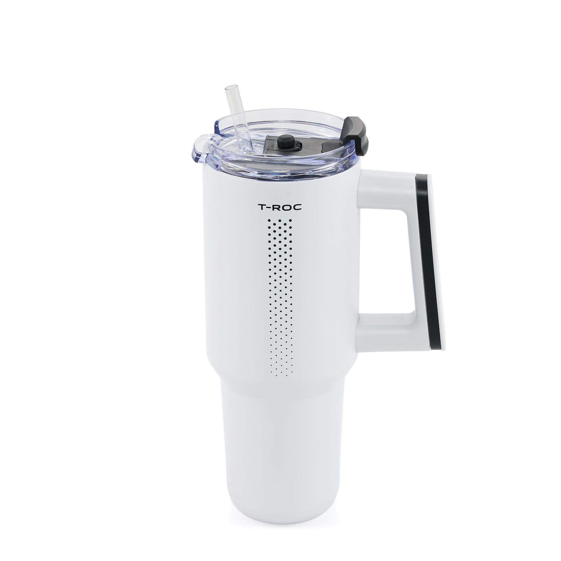Ein weißer Thermobecher mit einem transparenten Deckel und integriertem Strohhalm. Der Becher hat einen schwarzen Griff und die Aufschrift "T-ROC" auf der Vorderseite. Der Deckel hat einen grauen Verschlussmechanismus.