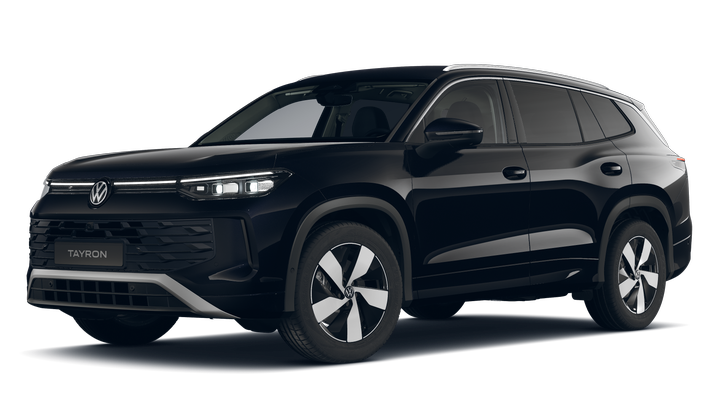 Schwarzer VW Tayron in Dreiviertelansicht vor transparentem Hintergrund. Das Fahrzeug hat ein modernes, glattes Design mit LED-Frontscheinwerfern und großen, zweifarbigen Felgen. Vorne am Wagen ist ein Nummernschild mit der Aufschrift „TAYRON“ zu sehen.