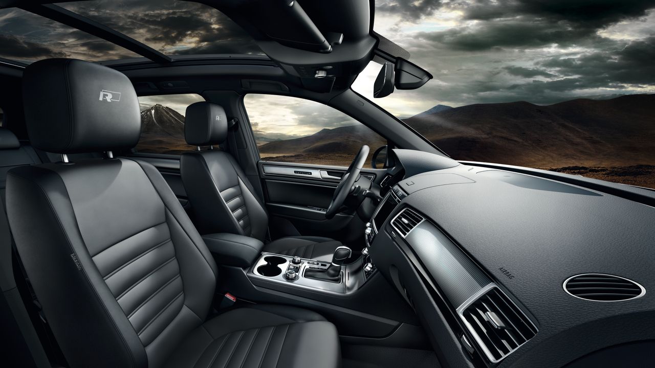 VW Touareg R-Line Vorgängermodell Interieur dunkel