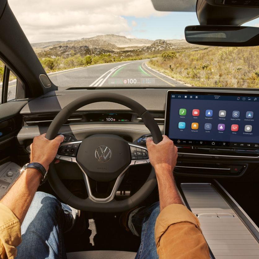 Fahreransicht im VW ID.7 mit Navigationshinweisen des Head-up-Displays auf der Frontscheibe.