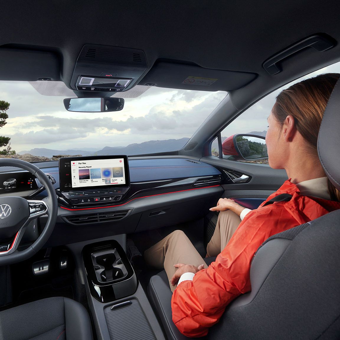 Frau sitzt am Beifahrersitz des VW ID.5 GTX