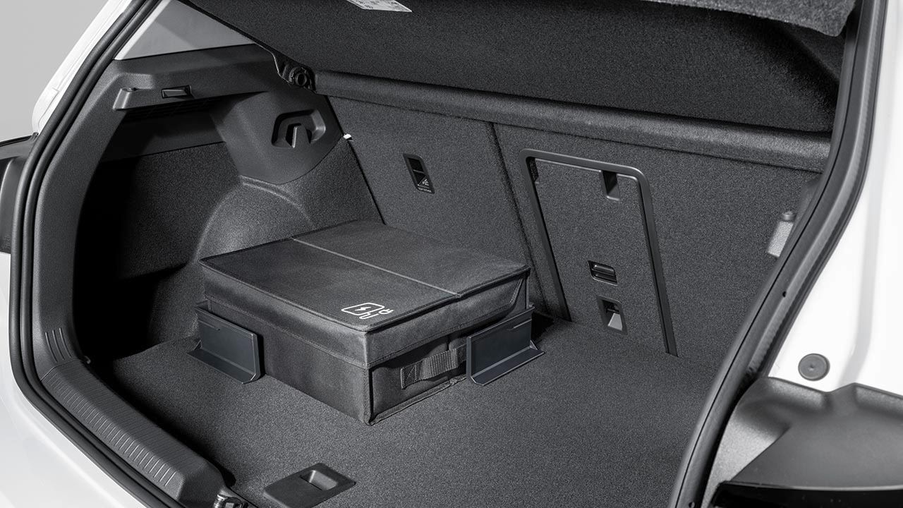 Volkswagen Original Cargo Elemente mit Klettsystem zur Fixierung am Kofferraumteppich in einem geöffneten Kofferraum.