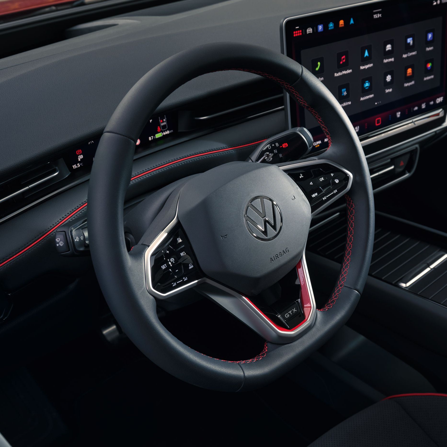 Interior vom ID.7 GTX mit Detail auf das Lenkrad und angeschaltetem Infotainmentsystem.