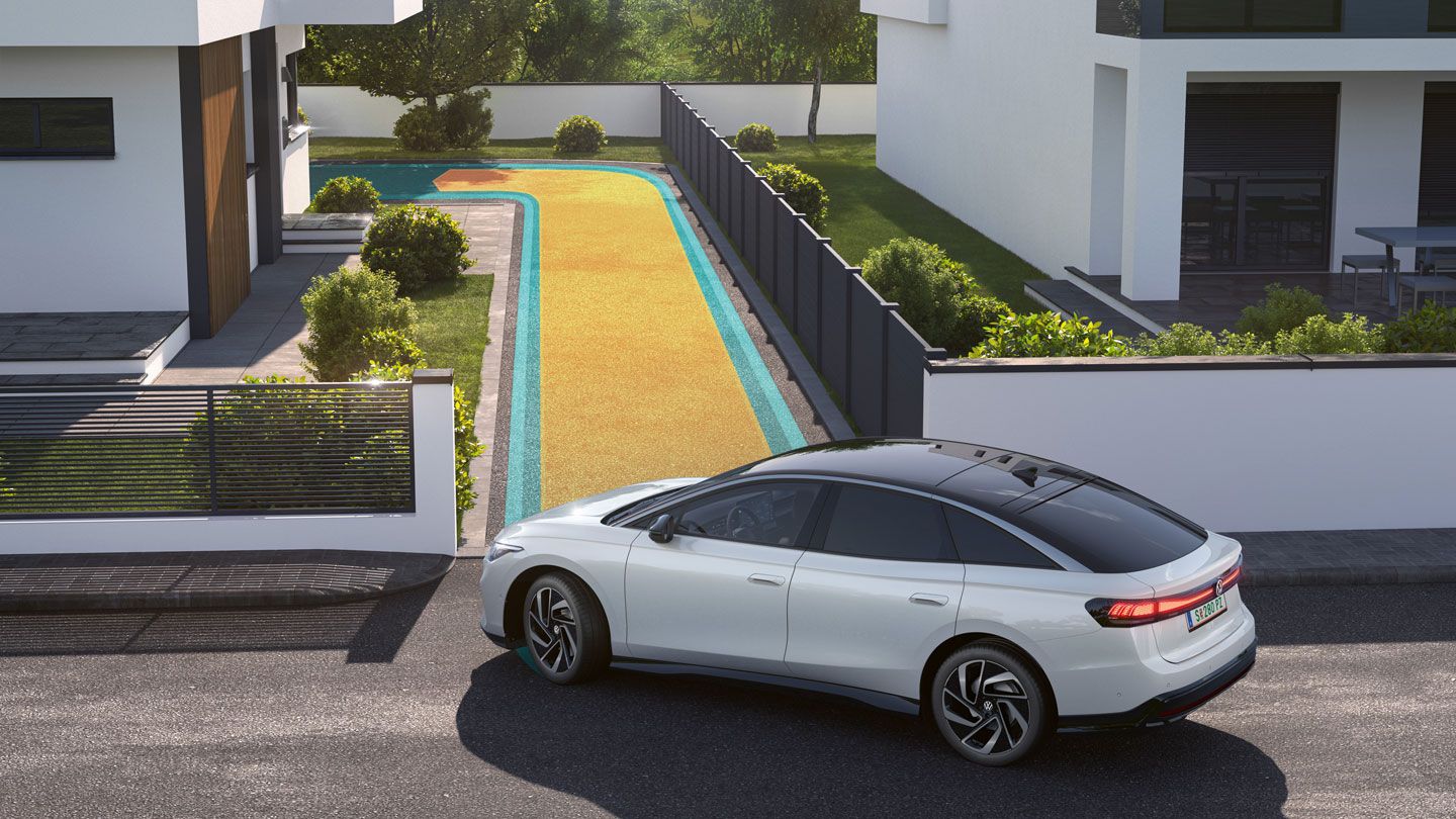 Illustration zeigt schematisch anhand eines VW ID.7 die Funktionsweise der Memory-Funktion für den Parkassistenten.