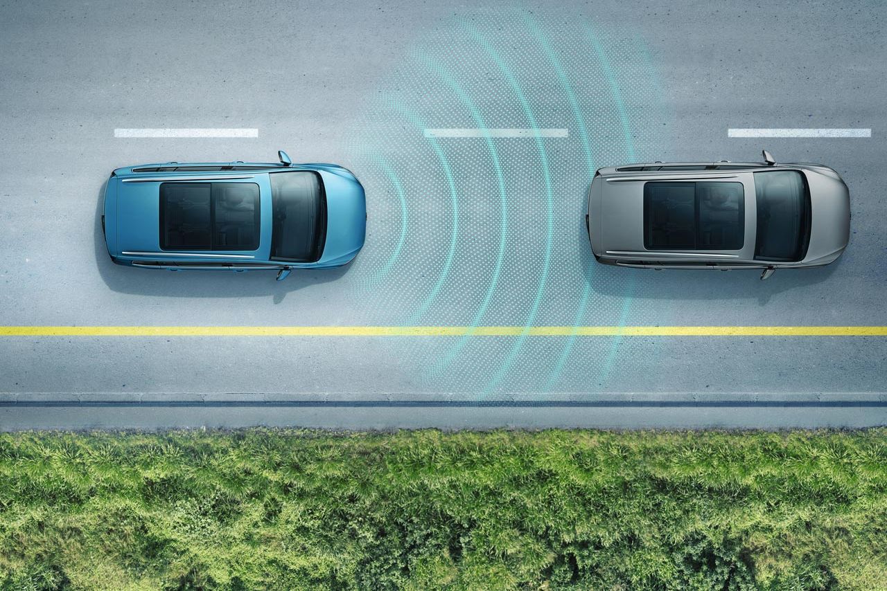 Touran mit Assistenzsystem Front Assist in der Vogelperspektive.
