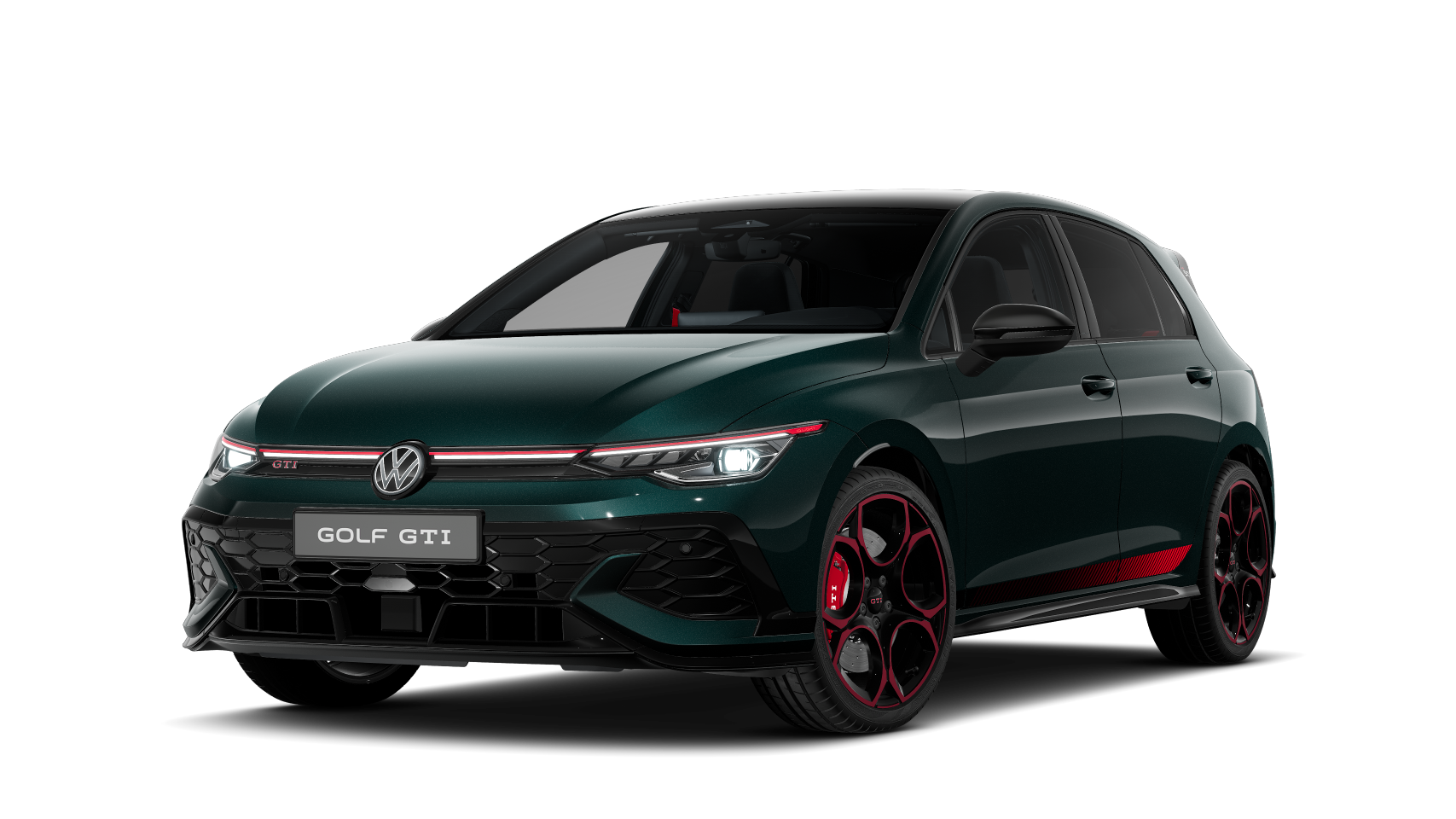 Ein grüner Volkswagen Golf GTI mit roten Akzenten steht vor einem weißen Hintergrund. Die Front des Autos ist gut sichtbar. Die Scheinwerfer sind schlank und die Felgen haben rote Highlights.