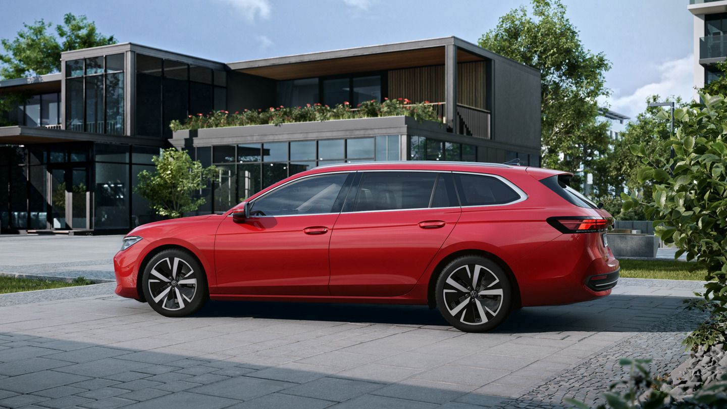Seitenansicht eines roten VW Passat Business.