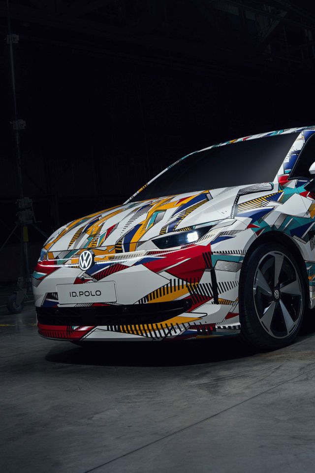 Frontansicht des neuen bunt folierten VW ID. Polo 
