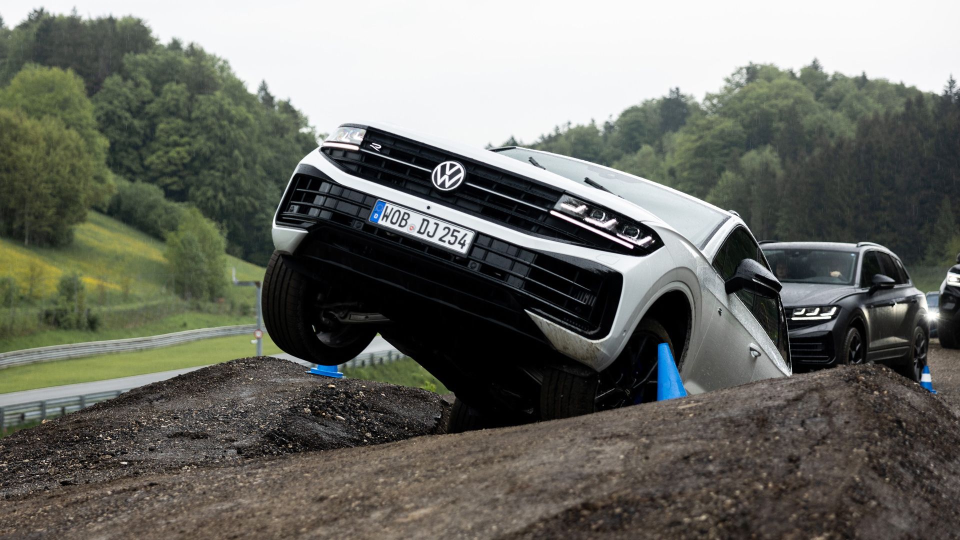 Ein VW Touareg fährt offroad bei den VW Trackdays