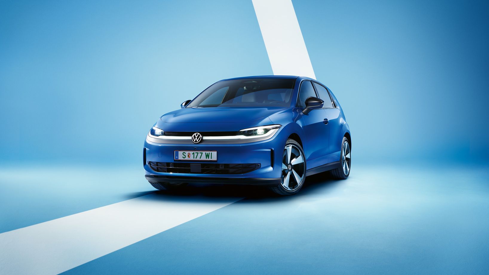 Ein blauer VW ID. Polo Style von schräg vorne vor einem hellblauen Hintergrund.