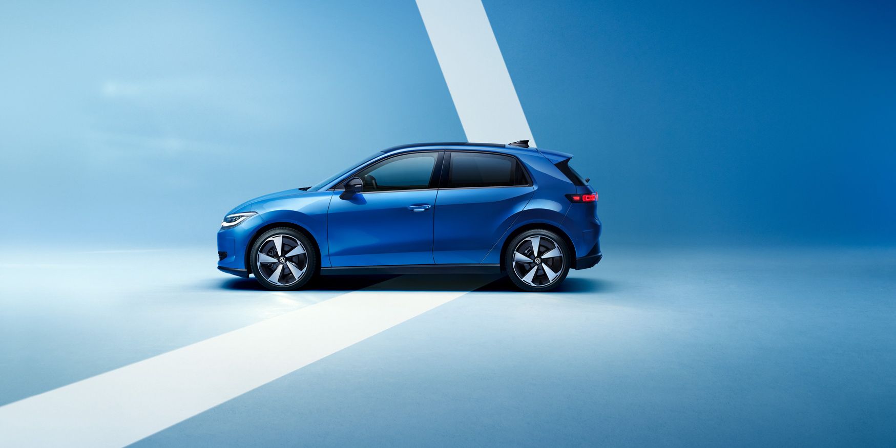 Seitenansicht eines blauen VW ID. Polo Style vor einem hellblauen Hintergrund.