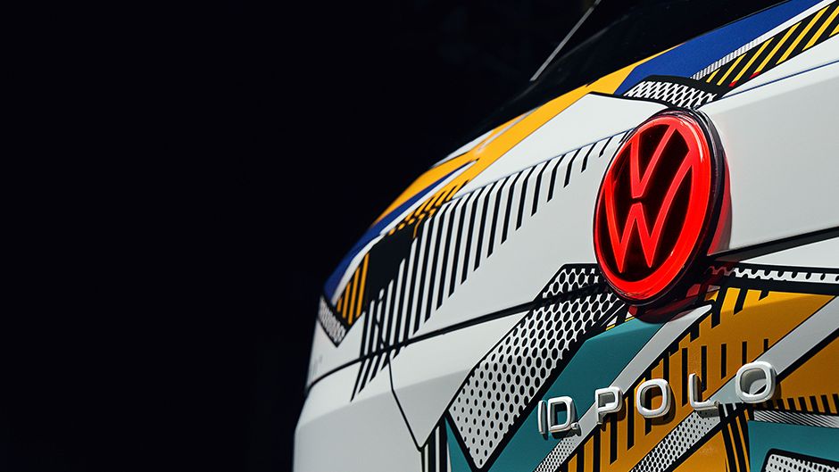 VW ID. Polo Heckansicht eines VW ID. Polo mit Konzeptbeklebung von seitlich rechts und vor einem dunklem Hintergrund