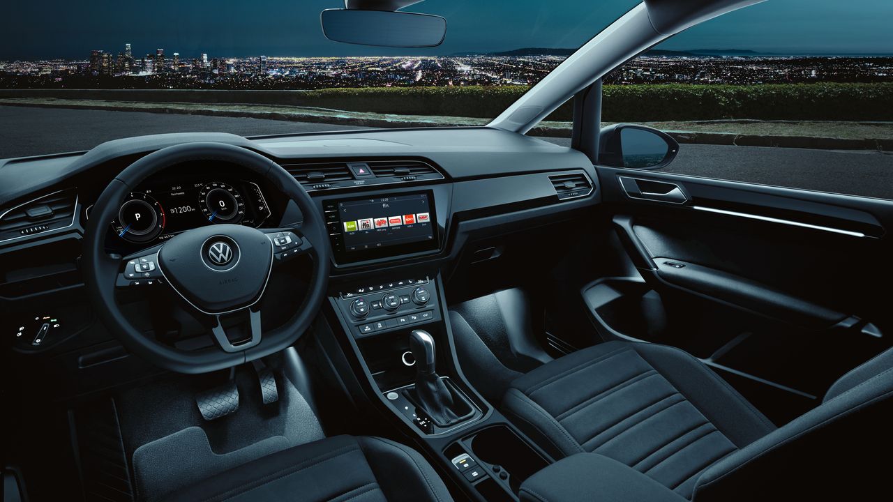Interieur des VW Touran mit Ambientebeleuchtung