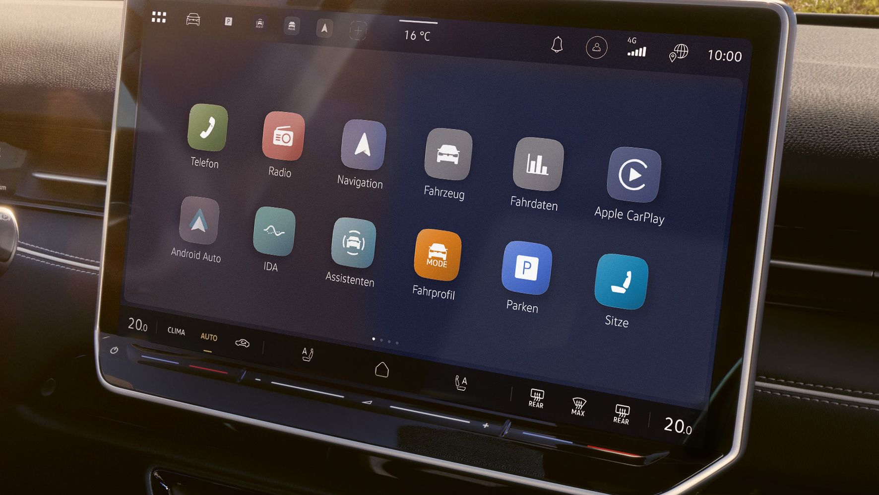 Das Bild zeigt das Infotainment System eines ID. Modells und eine Übersicht über die verfügbaren Funktionen im Menü