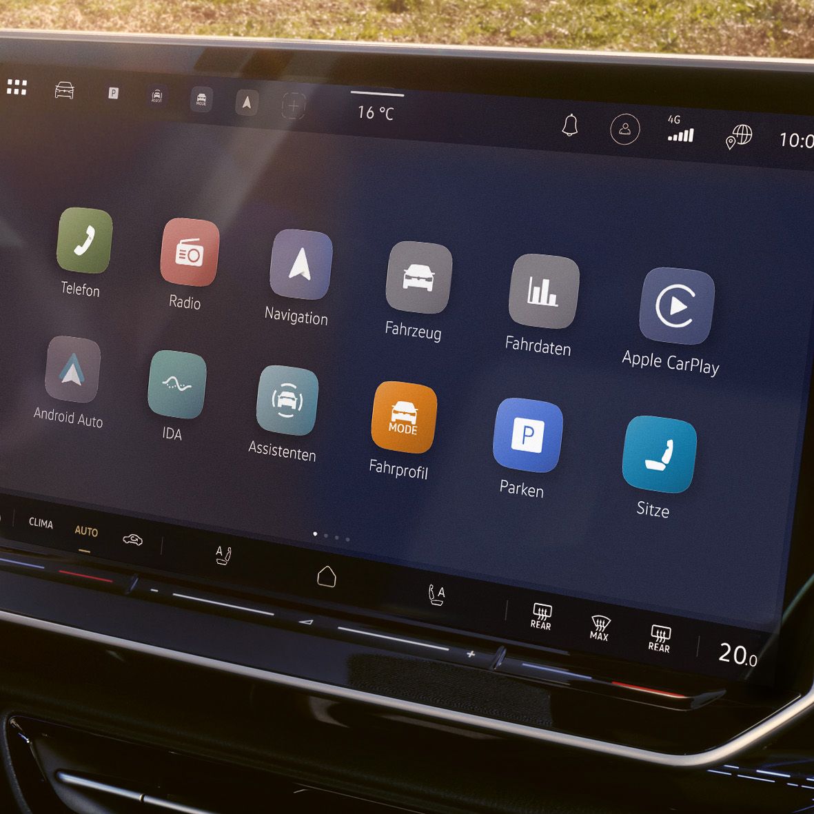 Das Bild zeigt das Infotainment System eines ID. Modells und eine Übersicht über die verfügbaren Funktionen im Menü