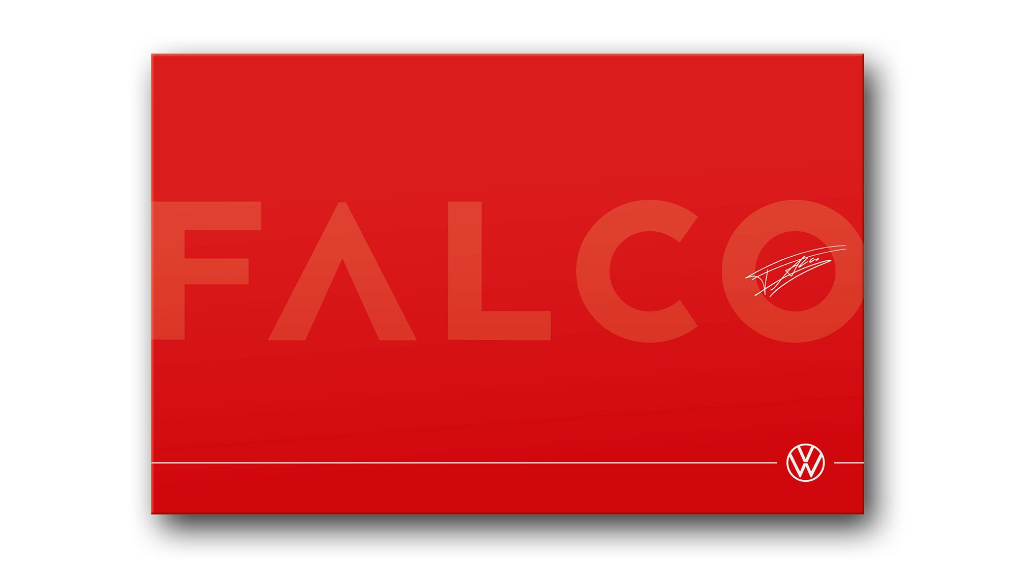 Die geschlossene rote Falco-Box in Frontalansicht mit Falco-Aufschrift und Signatur.