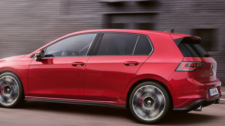 Seitenansicht auf einen fahrenden Golf GTI.
