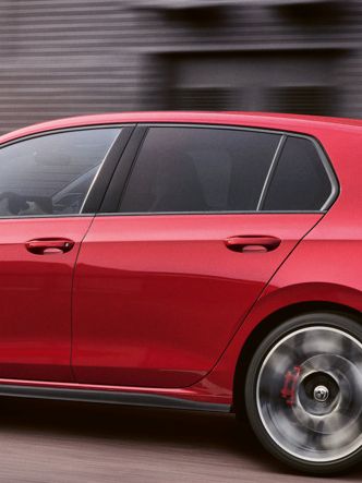 Seitenansicht auf einen fahrenden Golf GTI.