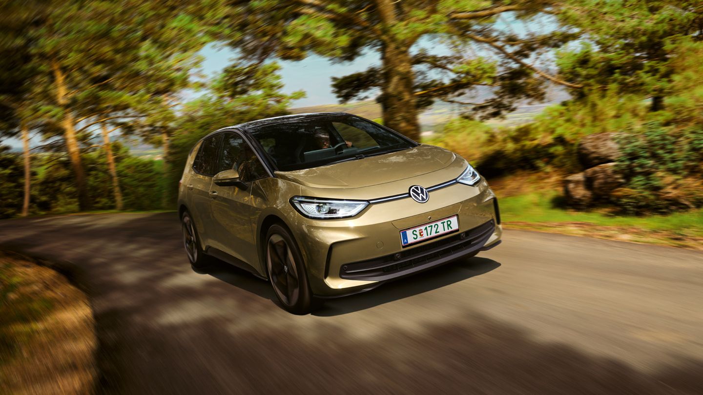 Ein ID.3 fährt über eine Landstraße. 