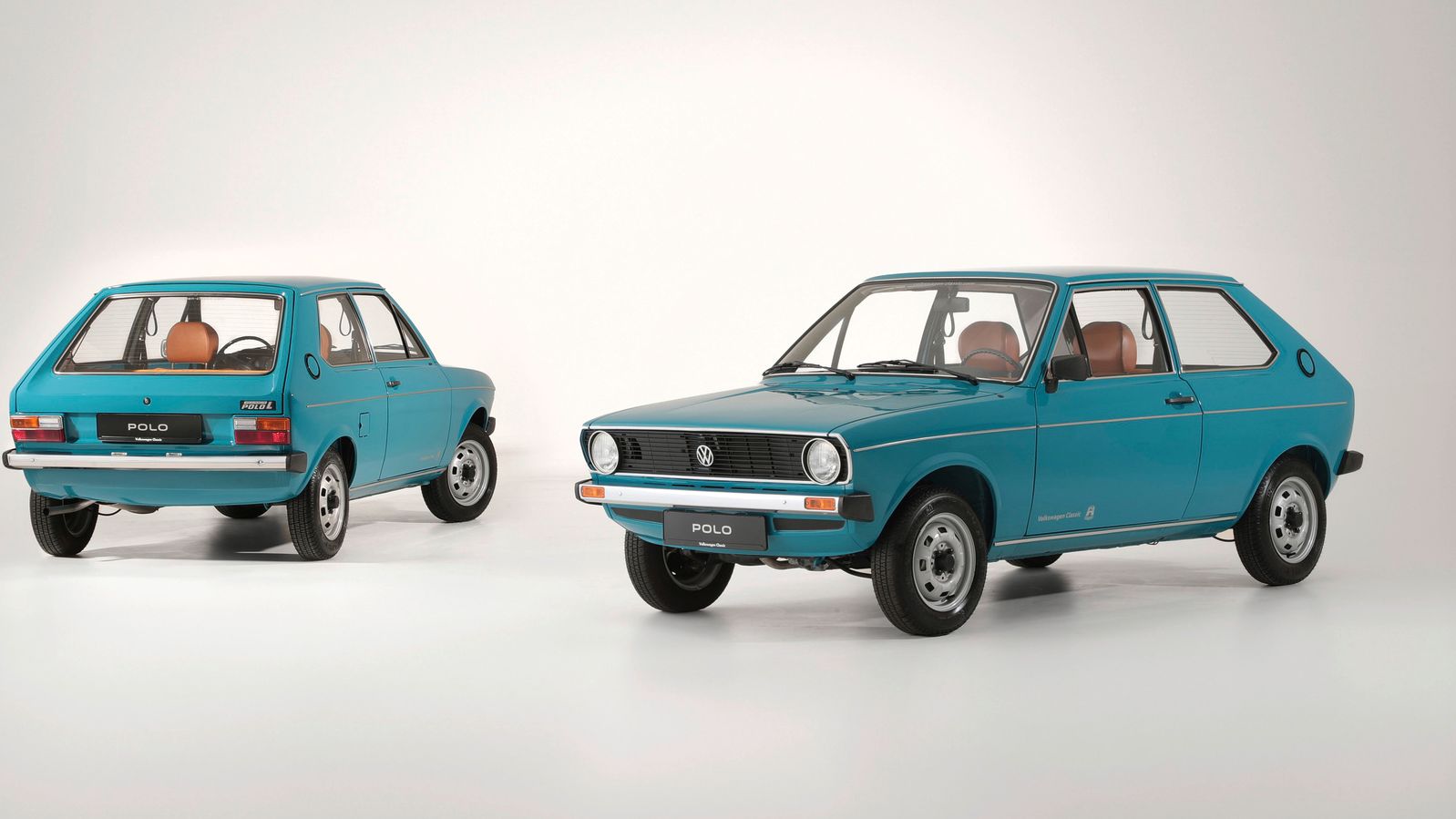 Polo erste Generation in Heck und Seitenansicht steht in weißem Showroom