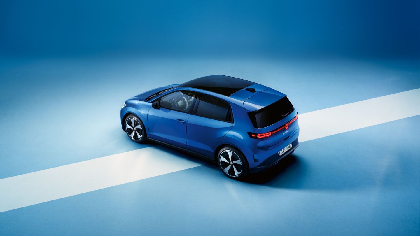 Blick von oben auf das Heck eines blauen VW ID. Polo Style vor einem hellblauen Hintergrund.