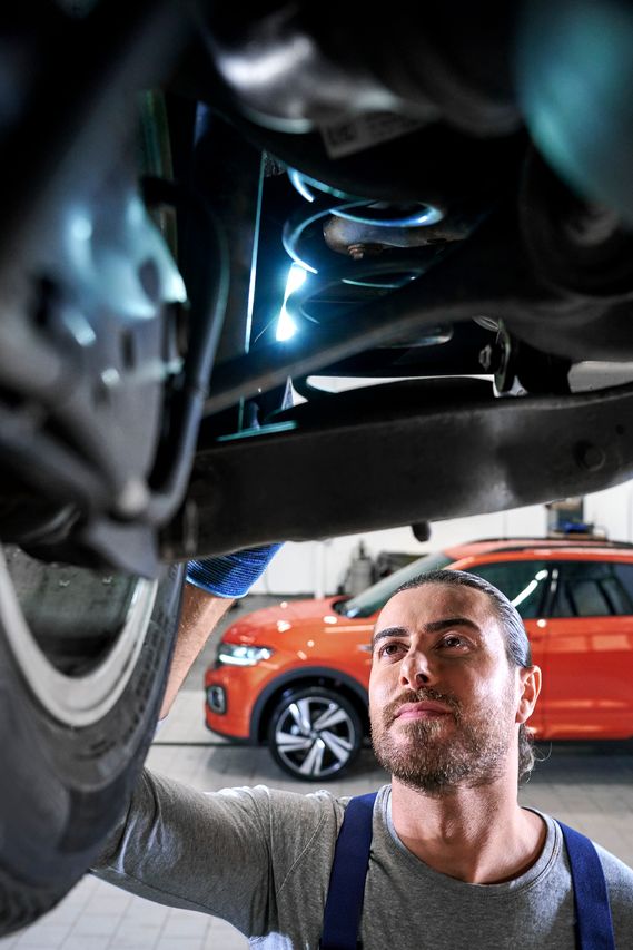 Ein VW Techniker überprüft einen Volkswagen Stoßdämpfer
