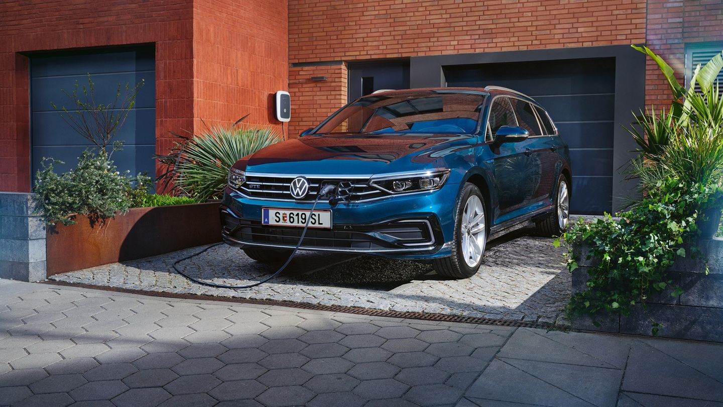 vw volkswagen Passat GTE Variant in blau steht in einer Einfahrt
