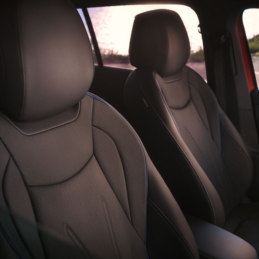 Vordersitze in schwarzem Leder im VW Tiguan.