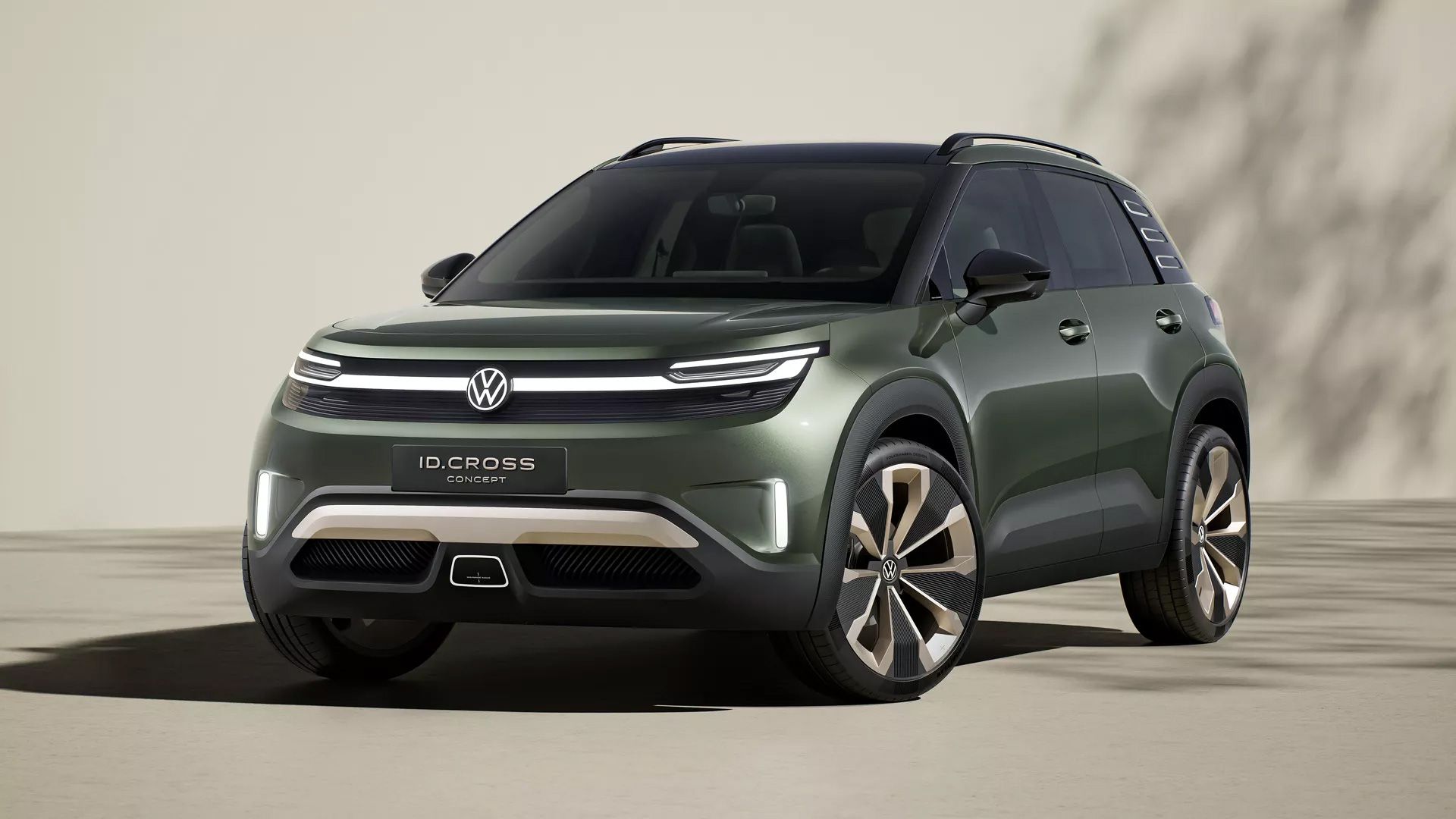 Volkswagen ID.Cross Concept in einem lichtgrünen Farbton steht vor einem schlichten Hintergrund. Das SUV hat ein modernes Design mit markanten Leuchten und große Felgen. Es signalisiert den Übergang zu Elektrofahrzeugen.