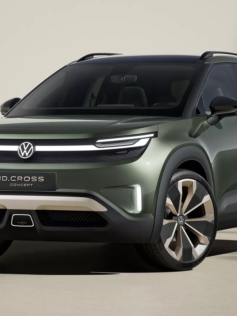 Volkswagen ID.Cross Concept in einem lichtgrünen Farbton steht vor einem schlichten Hintergrund. Das SUV hat ein modernes Design mit markanten Leuchten und große Felgen. Es signalisiert den Übergang zu Elektrofahrzeugen.