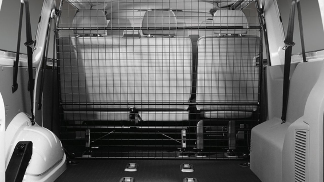 Trenngitter im Laderaum eines Volkswagen.