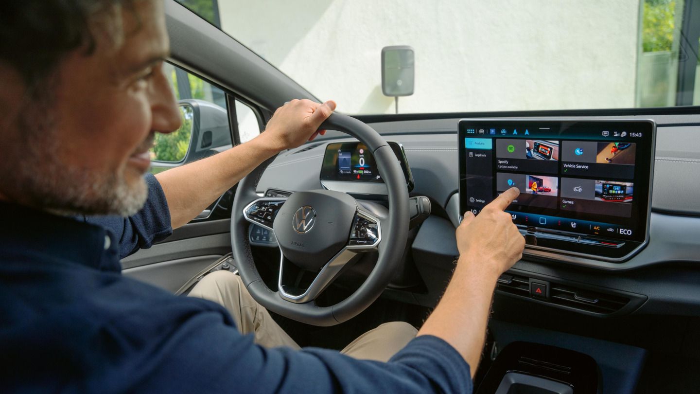 Mann nutzt die Apps im Infotainmentsystem im VW ID.5.