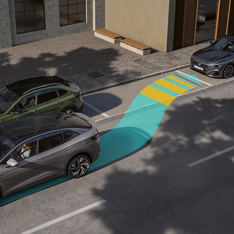 Illustration zeigt schematisch anhand eines VW ID.5 die Funktionsweise des Park Assist Plus.