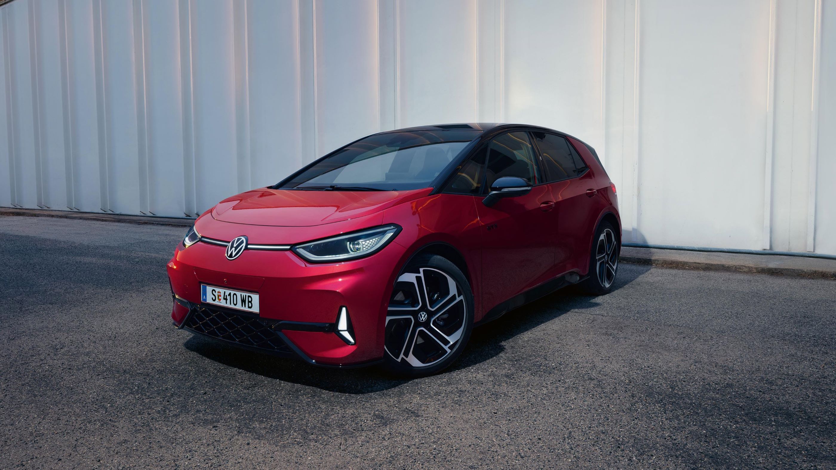 Schräge Frontansicht auf den roten VW ID.3 GTX