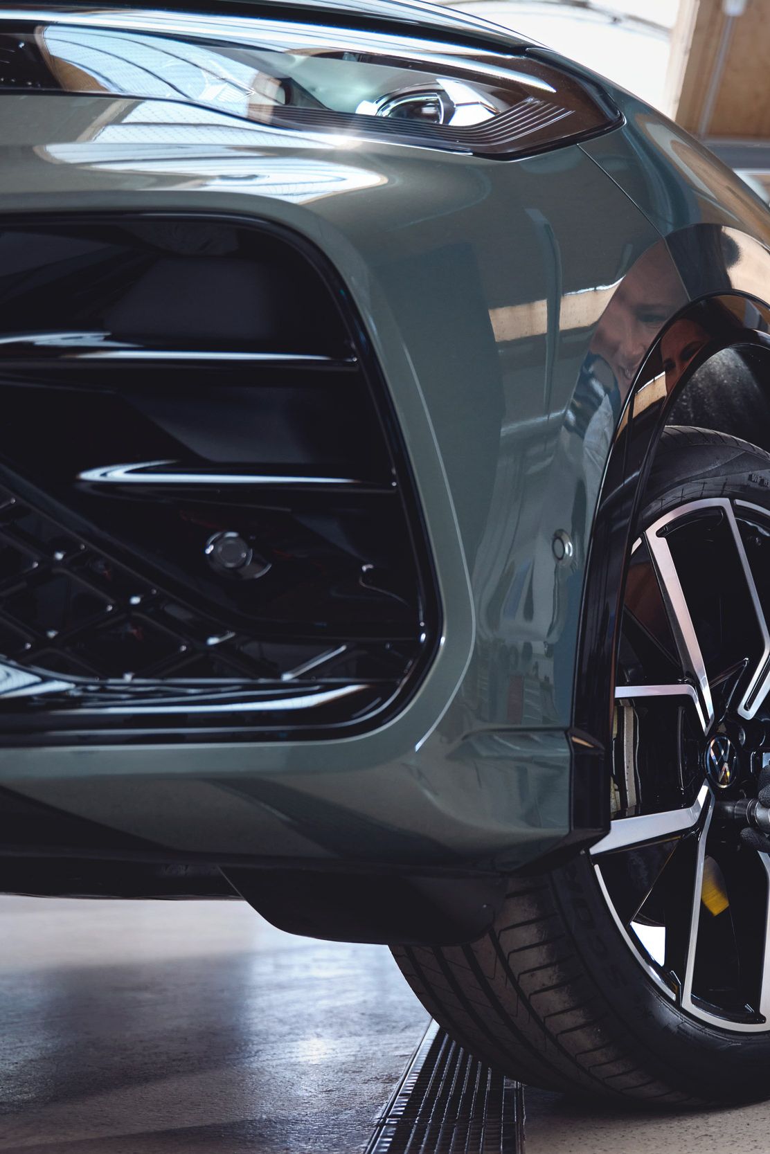 Eine Volkswagen Technikerin beim Reifenwechsel von einem Volkswagen Tiguan.