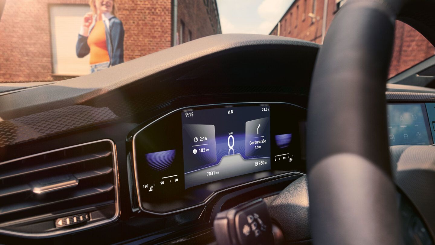  Detailansicht des Digital Cockpit im VW Polo mit Anzeige der Geschwindigkeit und Navigation.