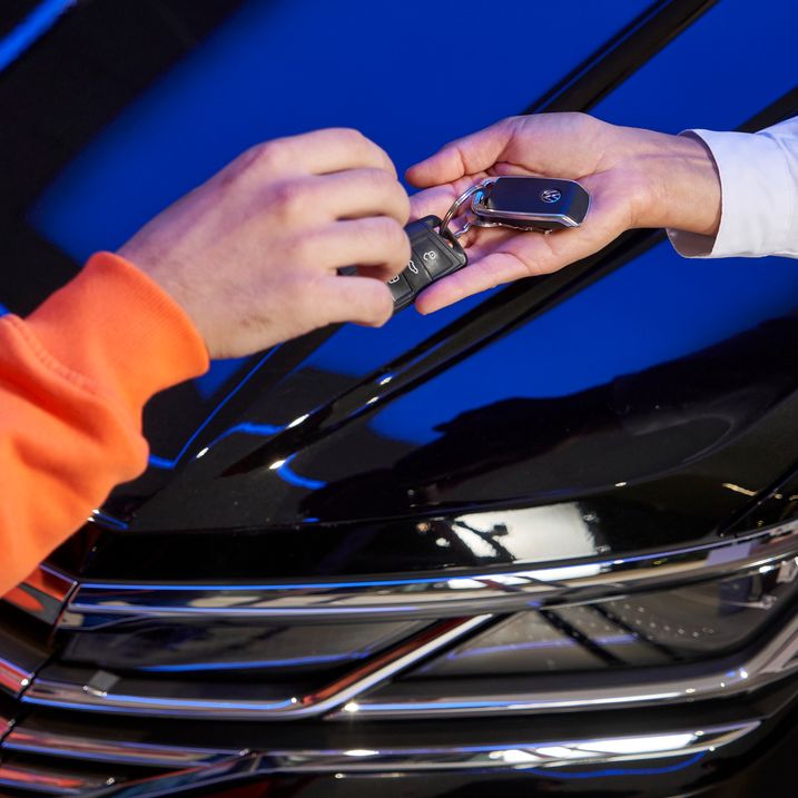 Volkswagen Autoschlüssel werden an eine Kundin übergeben