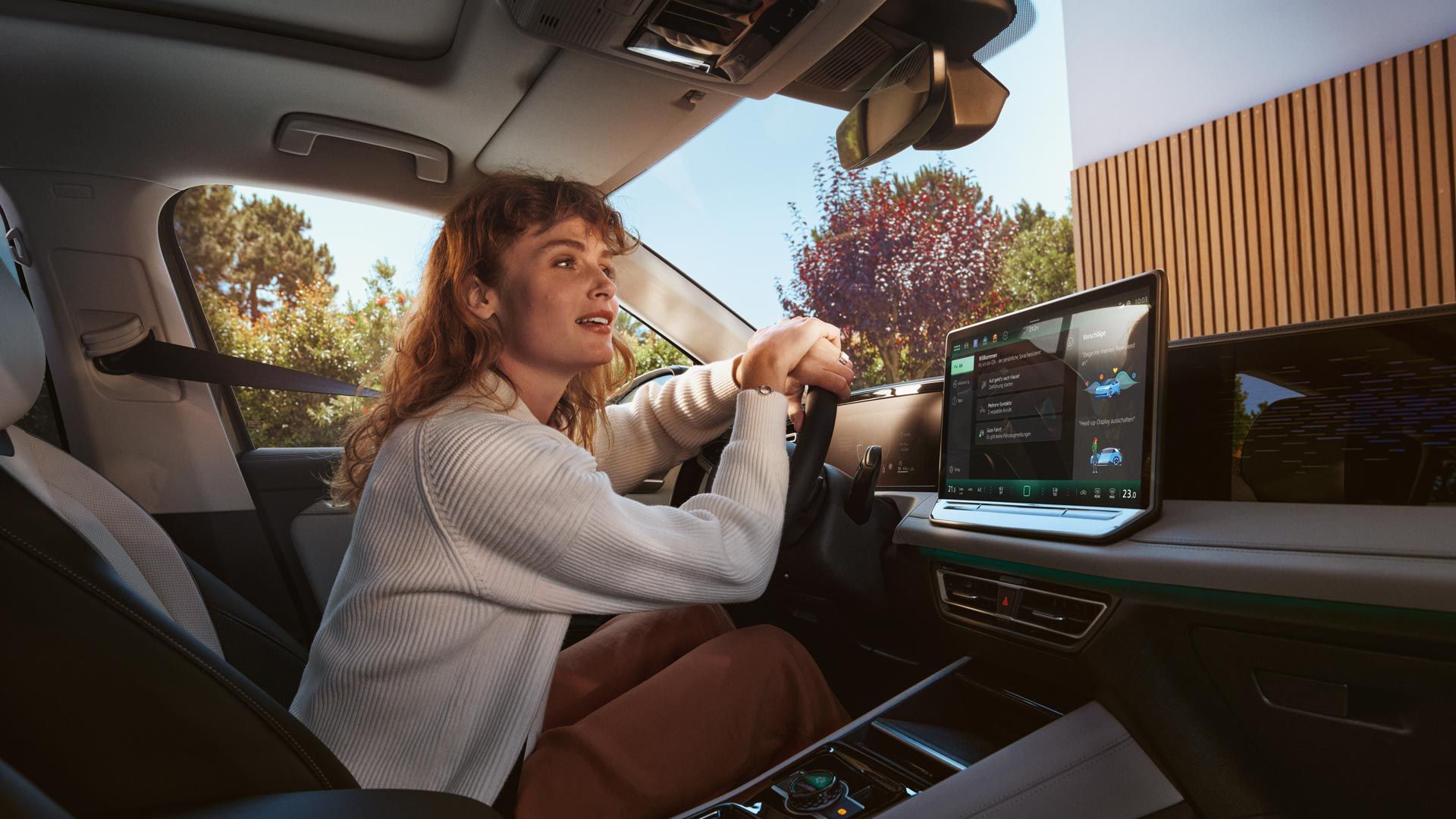 Frau steuert ihren VW Tiguan mit dem Sprachassistenten IDA