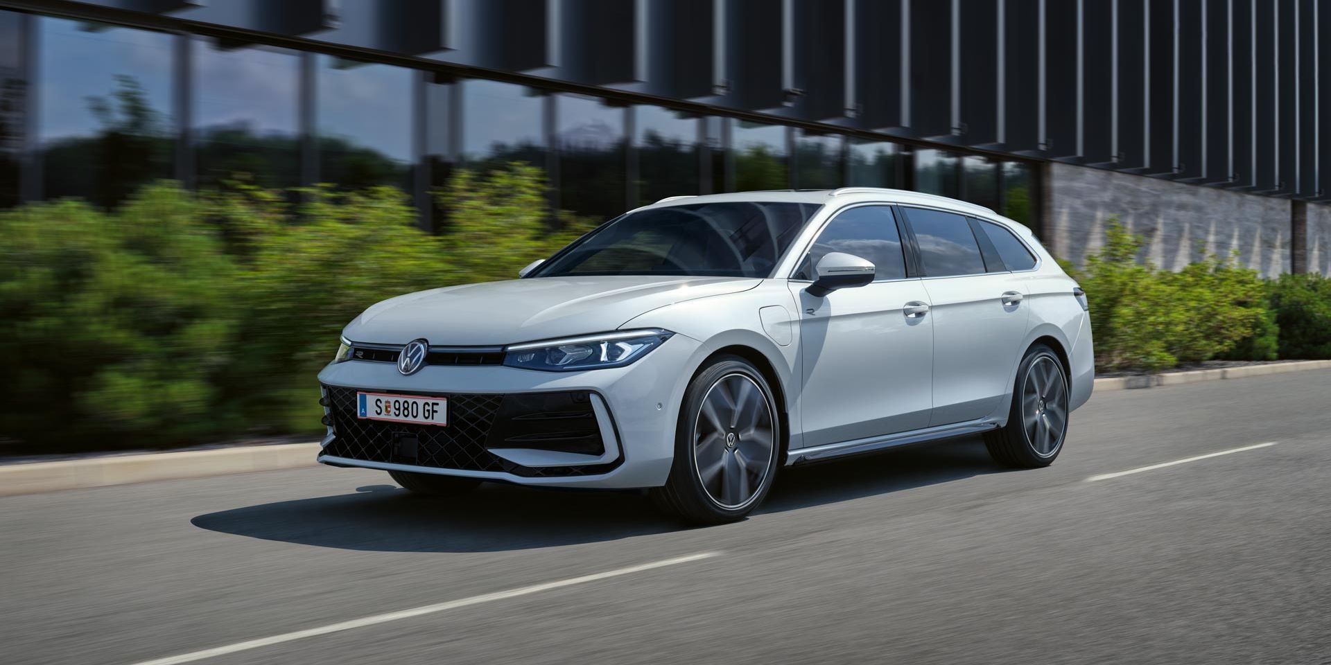 Ein weißer VW Passat R-Line fährt in einer Stadt