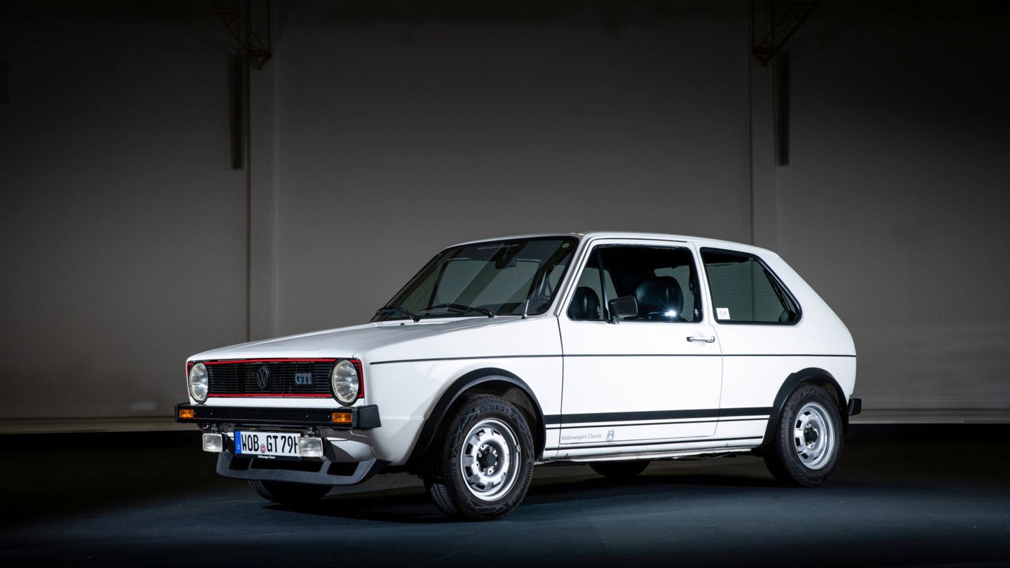 Der VW Golf GTI 1 mit weißer Lackierung schräg von vorne.