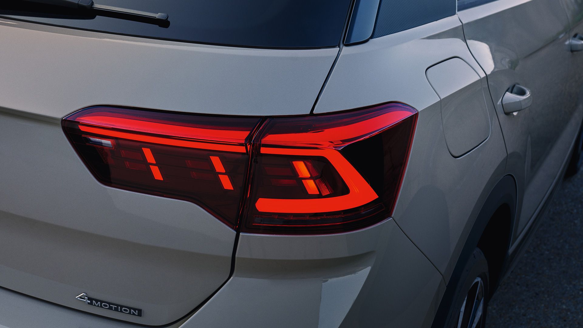 Detail der rechten Heckleuchte eines weißen VW T-Roc 