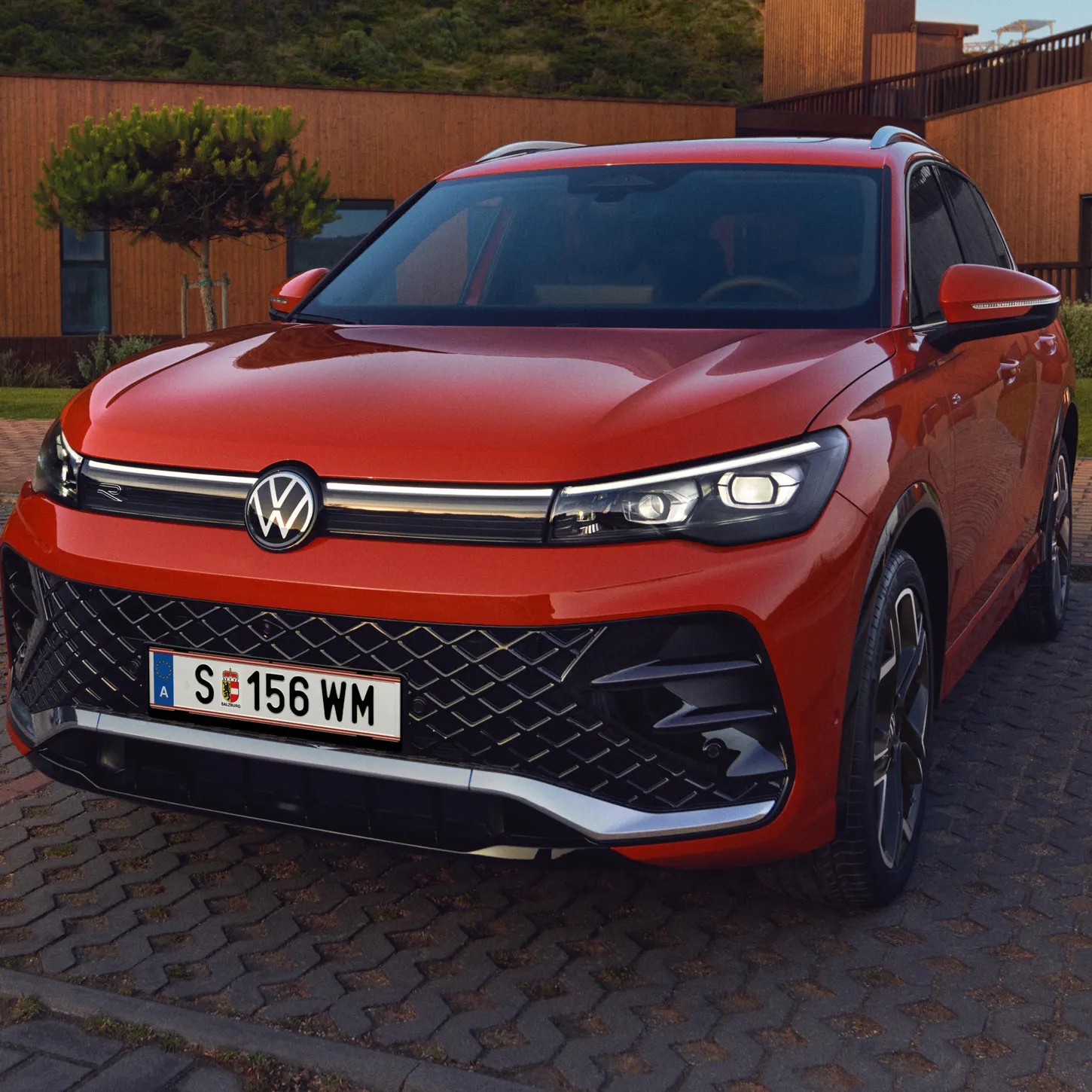 Frontansicht eines roten VW Tiguan R-Line mit IQ.LIGHT