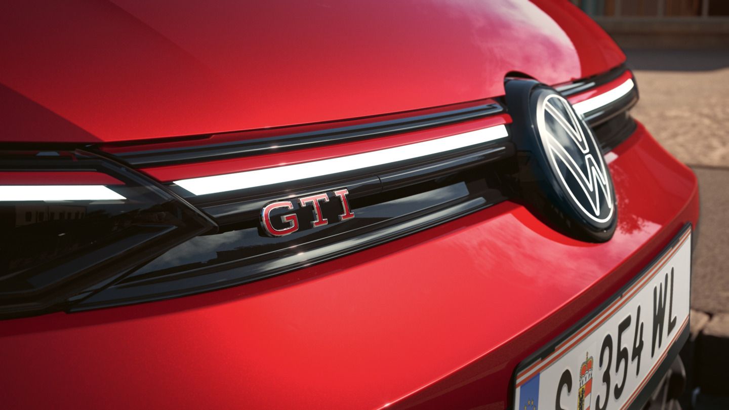 Der Kühlergrill eines VW Golf GTI mit GTI-Logo und  Volkswagen-Logo.