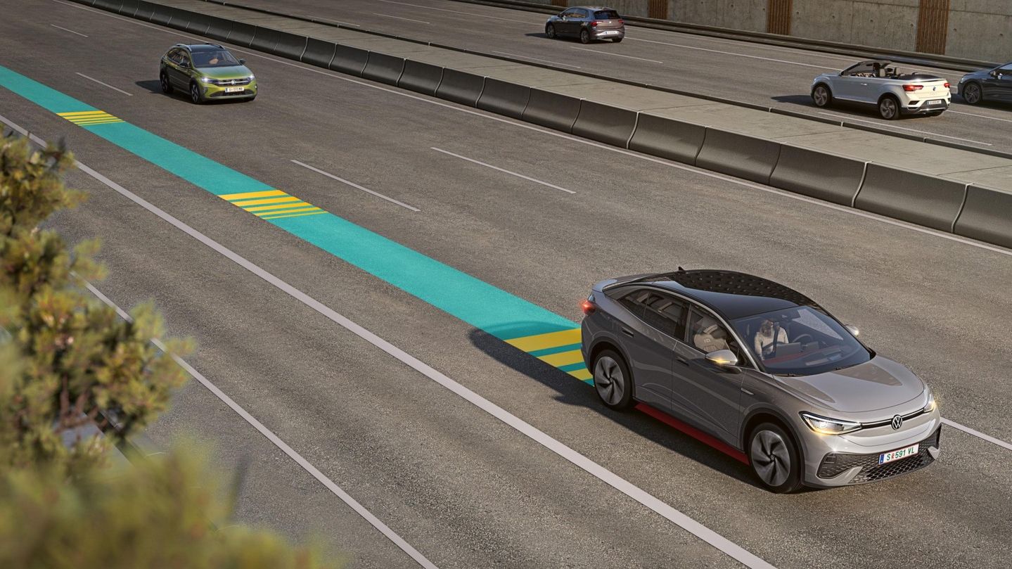 Illustration zeigt schematisch anhand eines VW ID.5 die Funktionsweise des Emergency Assist. 