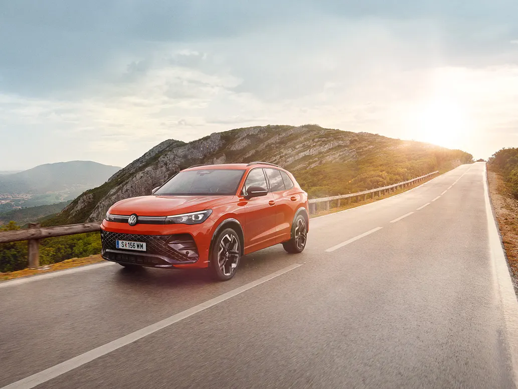 Roter VW Tiguan R-Line fährt auf Landstraße