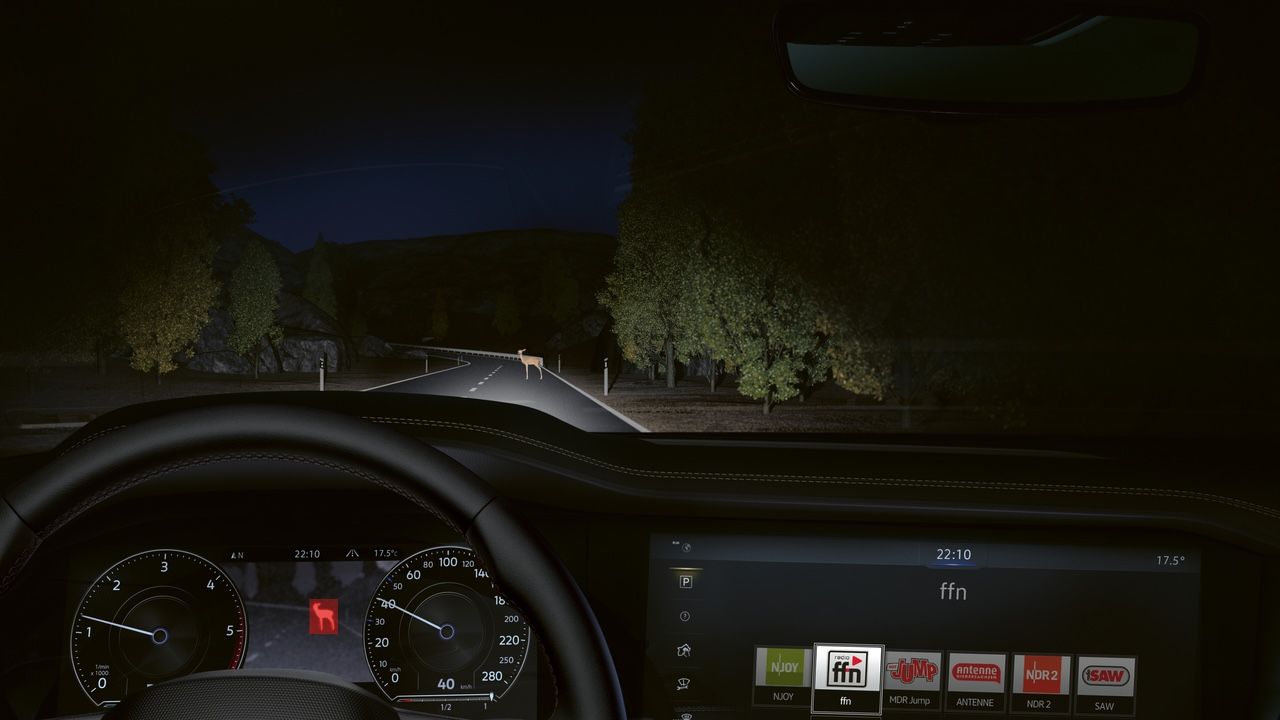 Blick durch die Windschutzscheibe eines Touareg bei Nacht mit Nachtsichtsupport und Hindernisserkennung
