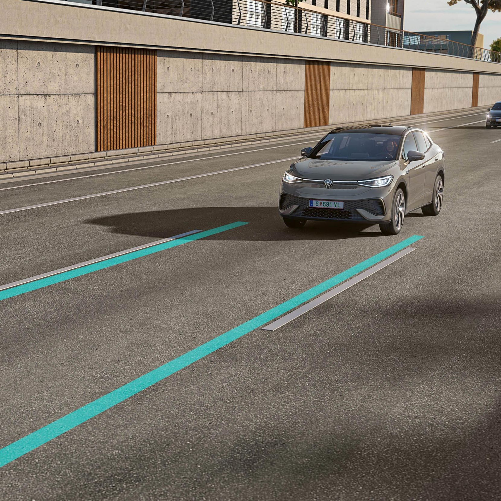 Ein grauer VW ID.5 nutzt Lane Assist, um in der Spur zu bleiben.