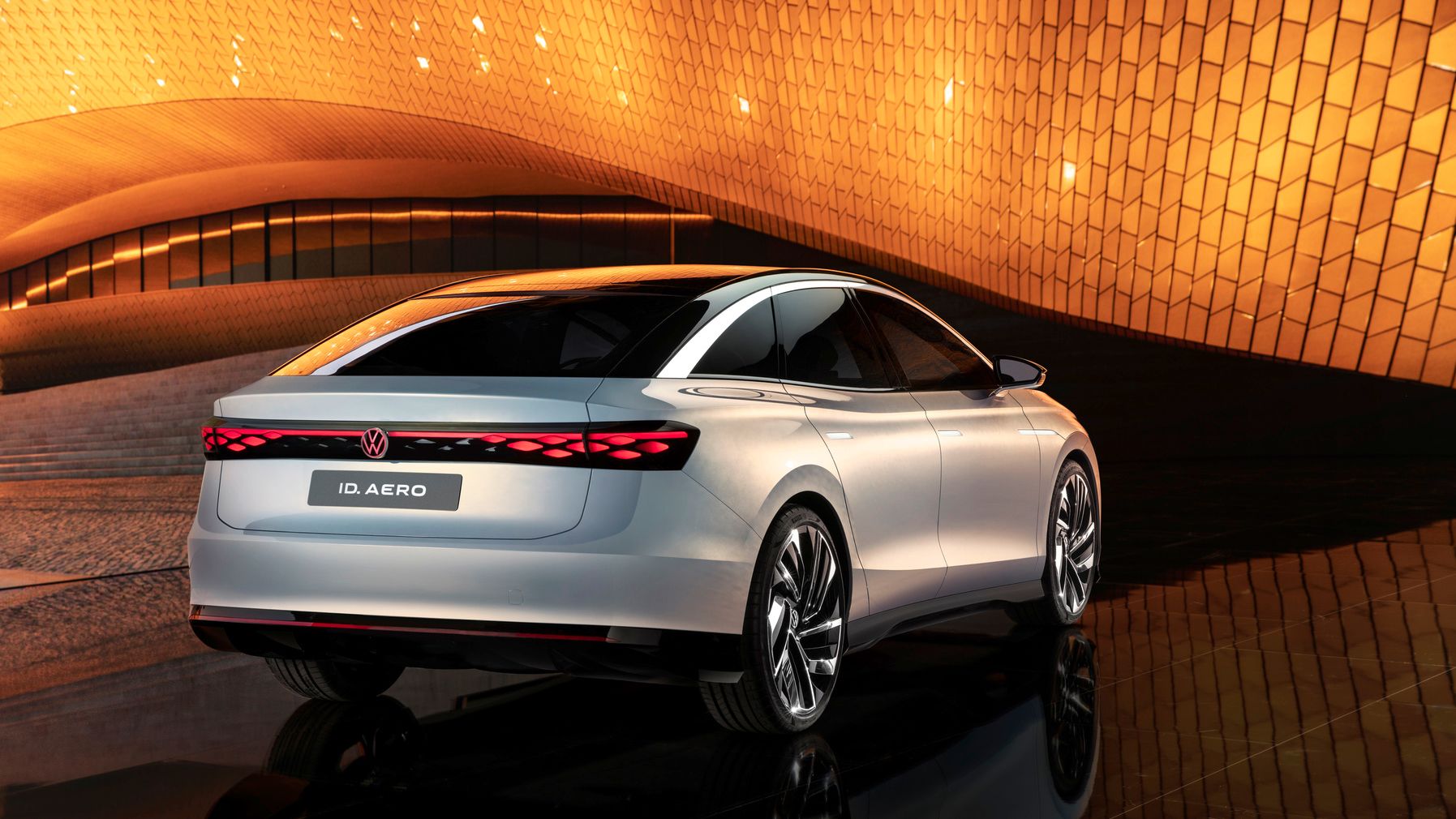 VW ID. AERO in der Heckansicht